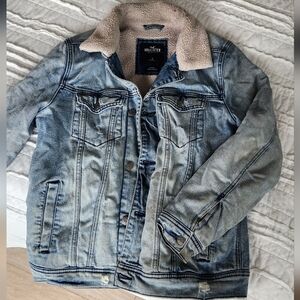 Hollister mens Blue Denim Jacket with Cream Sherpa Lining